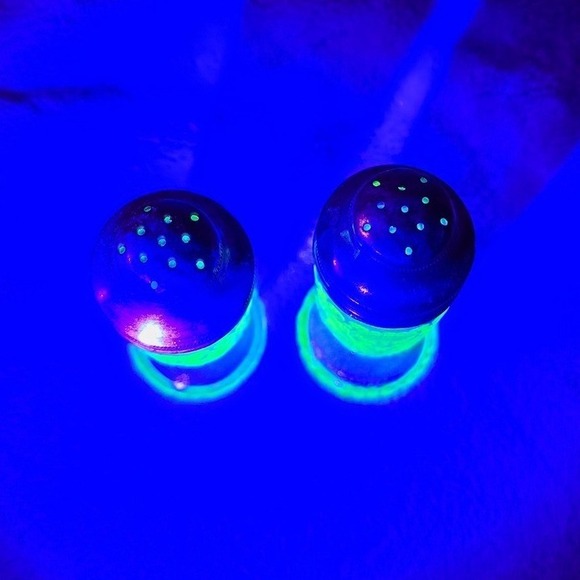 Vintage Uranium Hazel Atlas Florentine No. 1 Poppy No. 1 Salt and Pepper Shakers - Picture 2 of 6